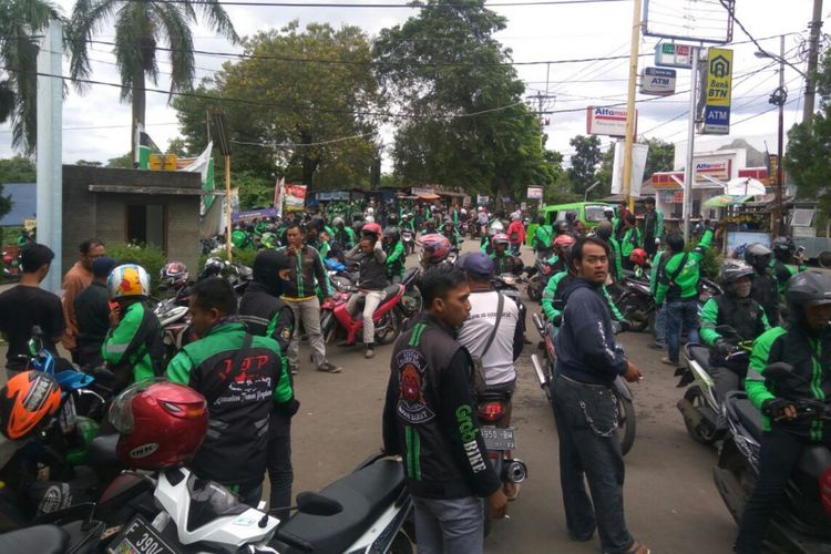 Sekelompok massa ojek online nyaris bentrok dengan ojek pangkalan di wilayah Ciomas, Kabupaten Bogor, Jumat (19/1/2018).