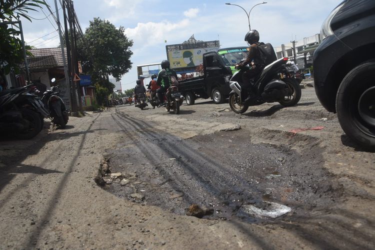 Jalan penghubung akses menuju ke DKI Jakarta tepatnya di wilayah Kranji, Bekasi Barat, Kota Bekasi yang dipenuhi lubang. Lubang tersebut diduga muncul karena drainase yang buruk.