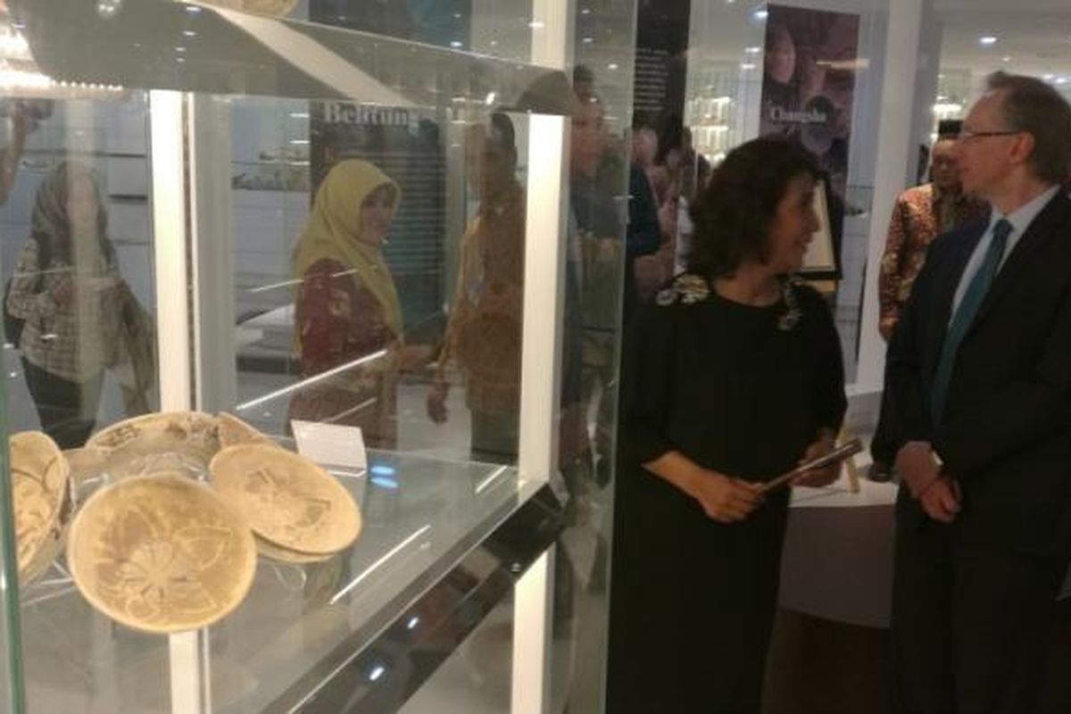 Menteri Kelautan dan Perikanan Susi Pudjiastuti saat berkeliling di Marine Heritage Gallery 