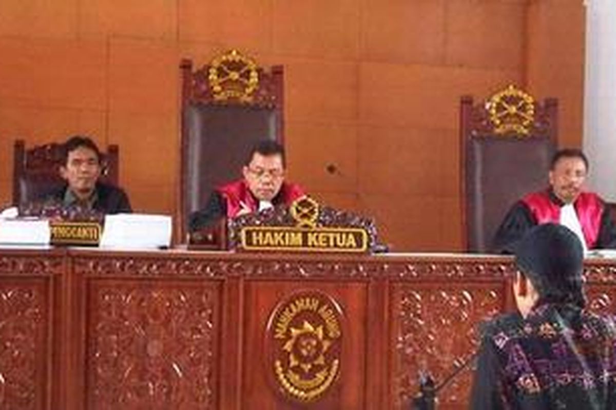 Ilustrasi: Terdakwa Achmad Basuki alias Uki (28), adik kandung Muchamad Syarif (pelaku bom bunuh diri di Masjid Adz-Zikro, markas Polres Kota Cirebon, disidangkan di Pengadilan Negeri Tangerang, Selasa (25/10/2011) lalu.