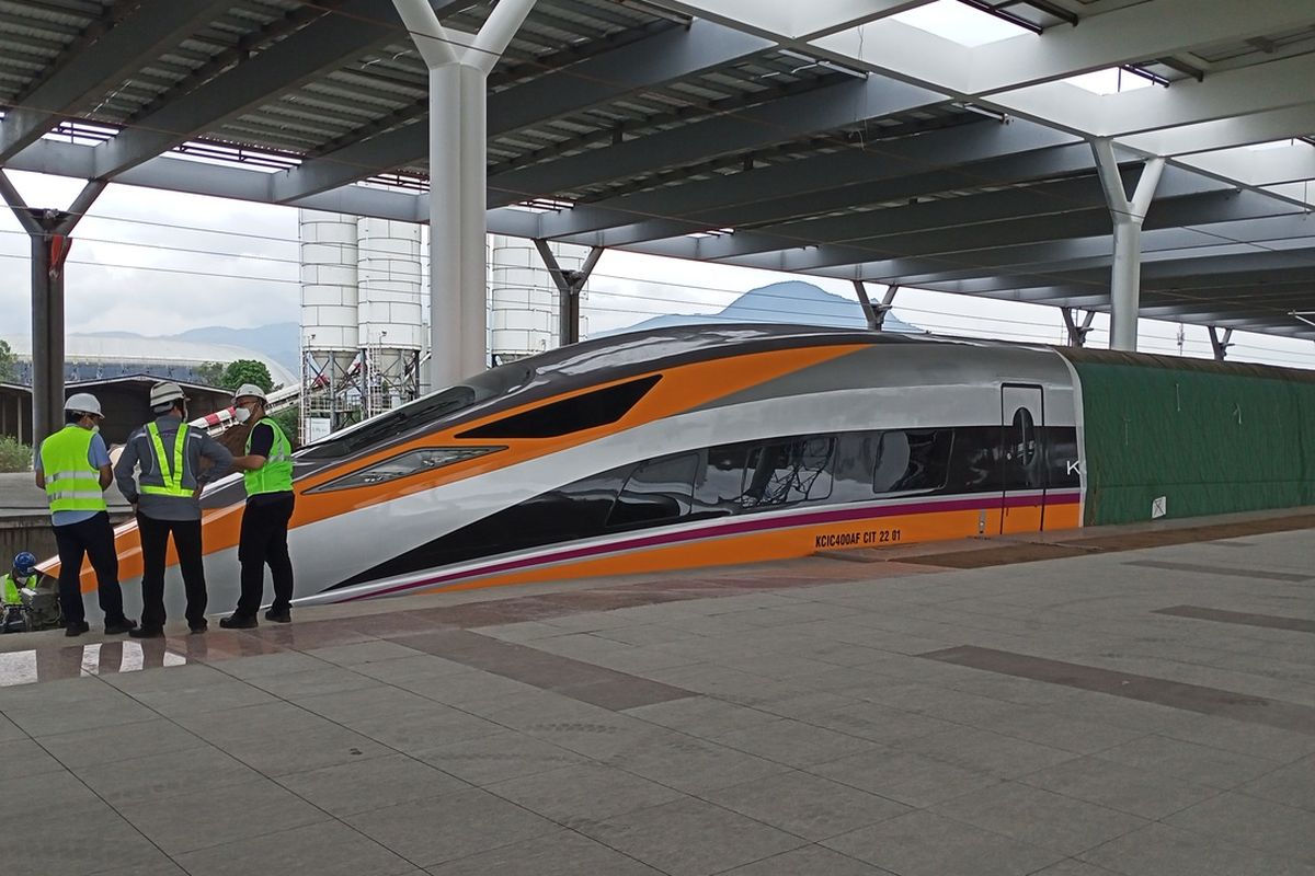 Presiden Jokowi Belum meninjau Proyek Kereta Cepat Jakarta - Bandung (KCJB) 