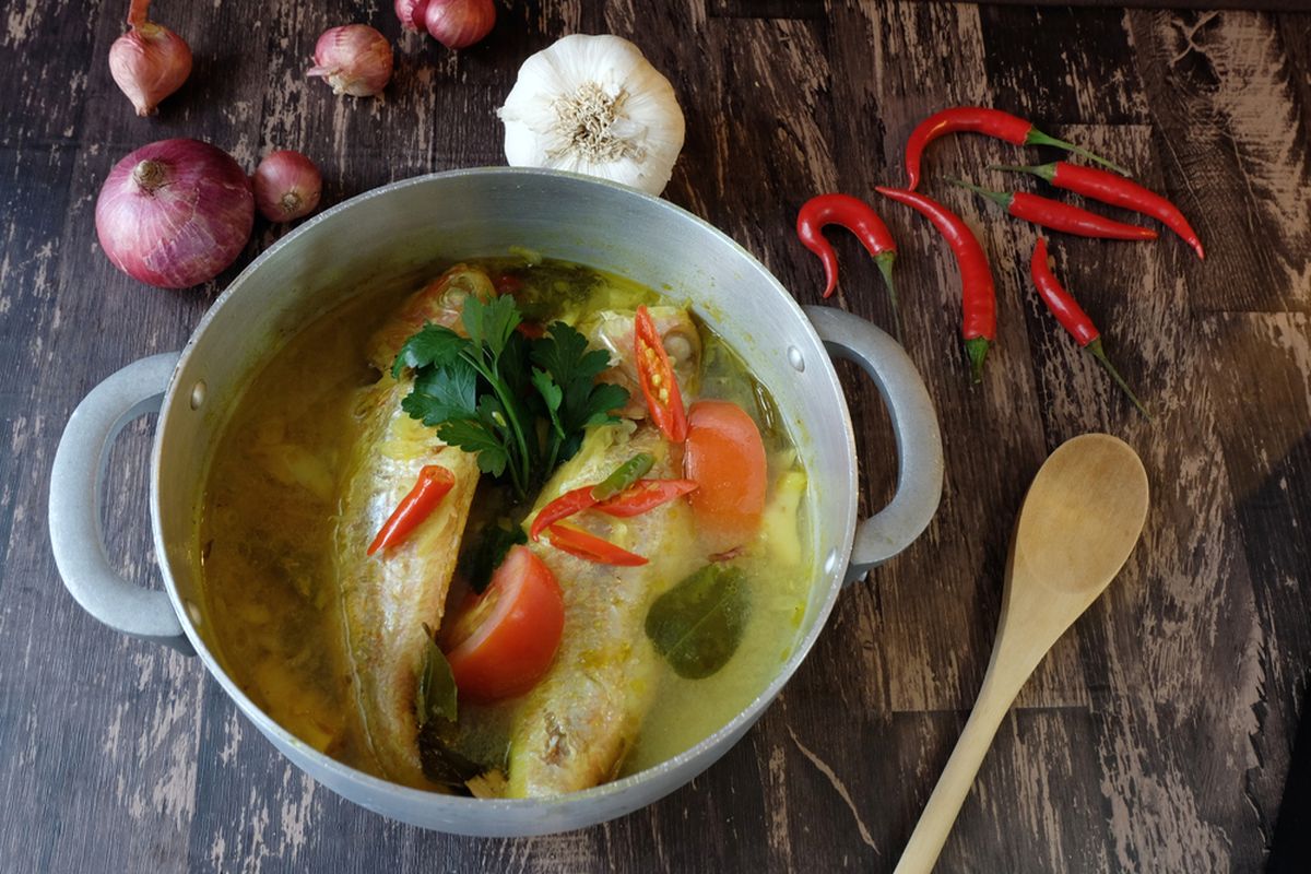 Ilustrasi pindang serani, masakan ikan kuah kuning khas Jepara Jawa Tengah. 