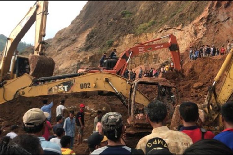 Alat berat sedang menyisir material longsor untuk mencari pekerja yang tertimbun di areal pertambangan tanah clay di Gunuang Sariak, Padang, Kamis (14/11/2019). Setelah lima jam tertimbun, korban ditemukan tewas. 