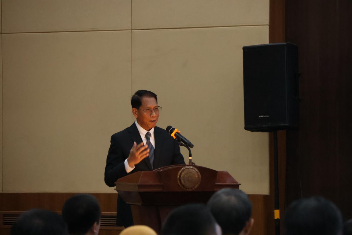 Direktur Utama PT Kereta Api Indonesia (Persero) atau KAI Didiek Hartantyo resmi menyandang gelar Doktor Ilmu Ekonomi dari Fakultas Ekonomi dan Bisnis, Universitas Sebelas Maret (UNS), Surakarta. 