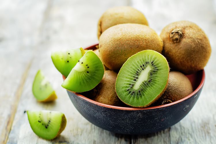 Kiwi adalah salah satu buah yang baik untuk penderita diabetes. Satu buah kiwi menyediakan 10 gram karbohidrat, tanpa membuat gula darah melonjak.