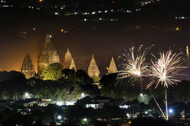 Candi Prambanan Bersanding dengan Kembang Api (Shutterstock)