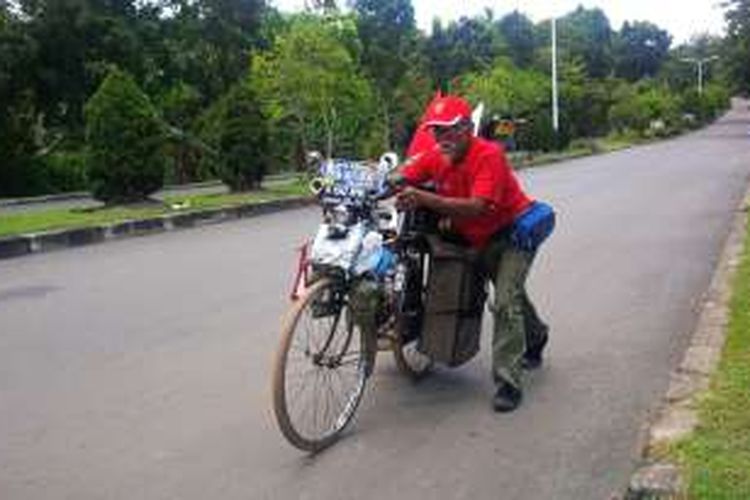 Slamet Sutikno (74) asal Malang mampu berkeliling nusantara bahkan 3 negara dari 4 negara yang direncanakan.