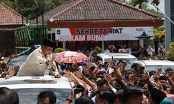 Prabowo Ziarah ke Makam Bung Karno, Warga Sambut Antusias