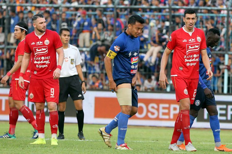 Hamka Hamzah menggunakan pelindung paha karena cedera hamstringnya belum sembuh total pada Pekan 28 Liga 1 2019 saat Arema FC melawan Persija Jakarta yang berakhir dengen skor 1-1 di Stadion Kanjuruhan Kabupaten Malang, Jawa Timur, Sabtu (23/11/2019) sore.
