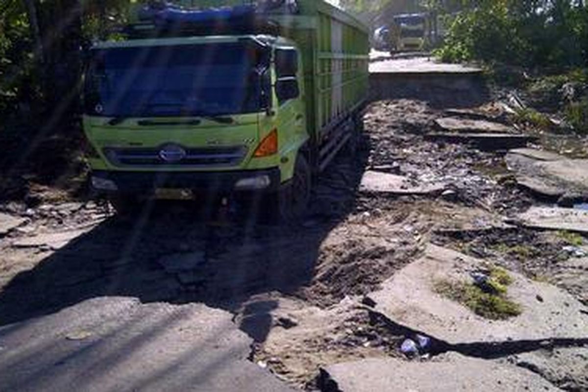 Jalan amblas di Way Krui, Liwa Lampung. 