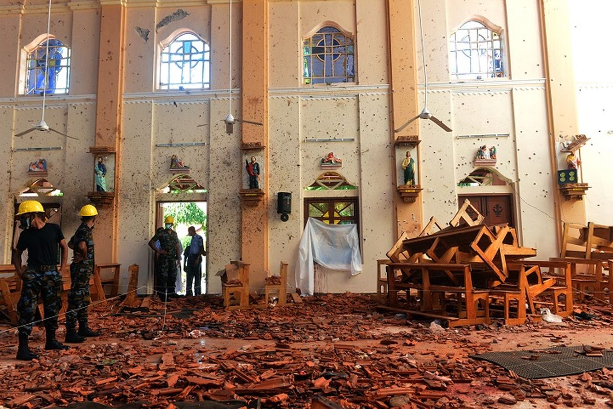 Beginilah kondisi bagian dalam gereja St Sebastian di Negombo, Sri Lanka usai diguncang bom bunuh diri pada Minggu (21/4/2019).