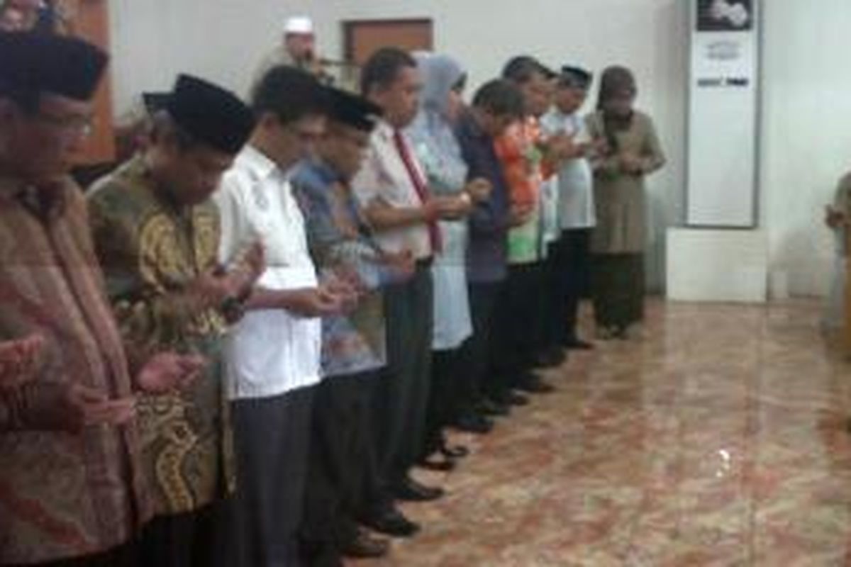 Ustaz Nur Maulana memimpin doa yang diikuti oleh 10 pasangan calon (Paslon) Walikota dan Wakil Walikota Makassar.