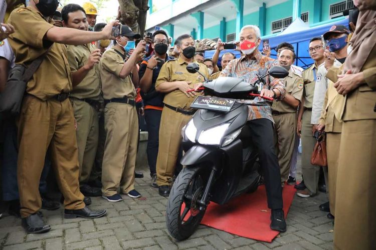 Gubernur Jawa Tengah Ganjar Pranowo mencoba motor listrik karya siswa SMK Negeri 2 Banjarnegara, Senin (25/7/2022).