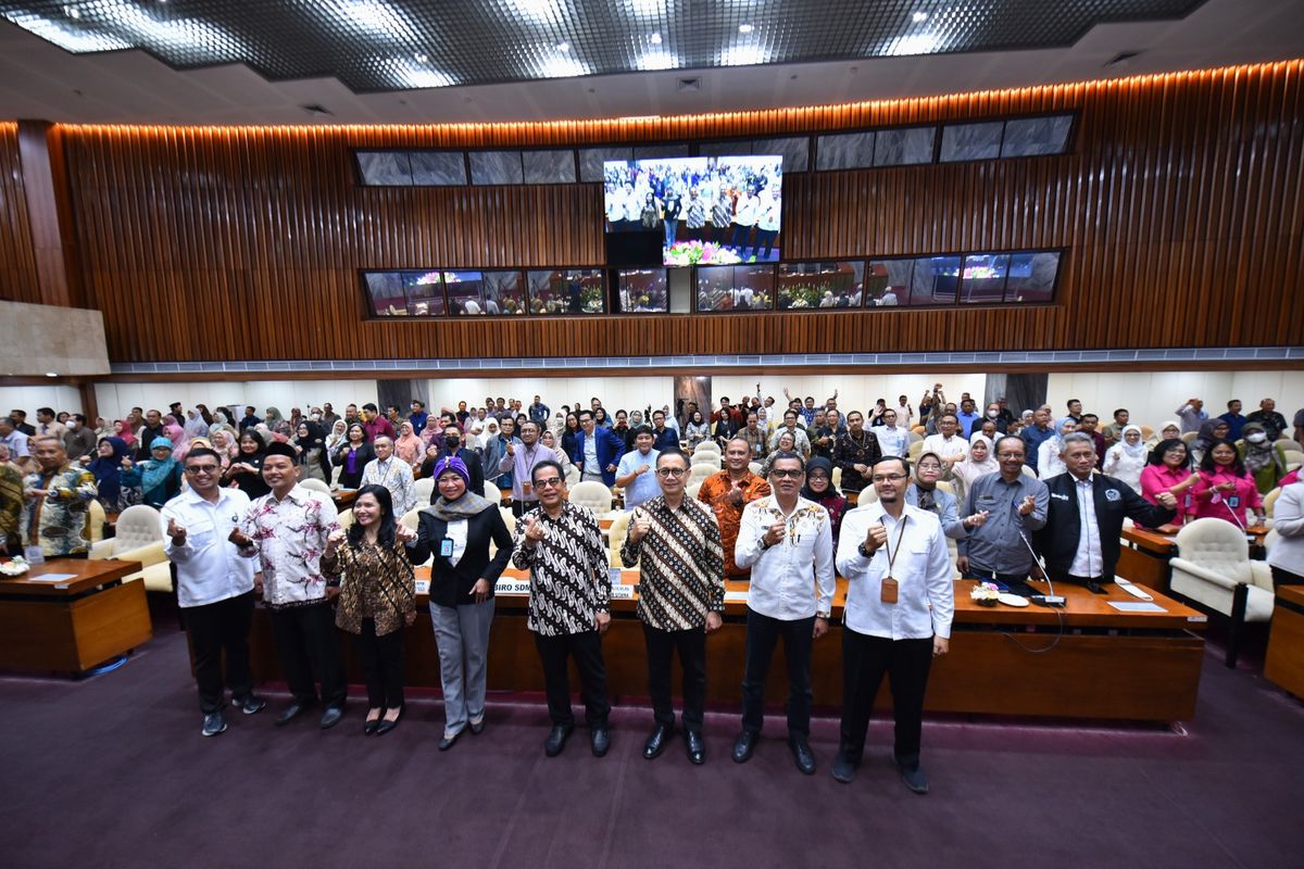 Sekretaris Jenderal DPR RI Indra Iskandar foto bersama usai membuka workshop dengan tema Pendekatan Kepemimpinan Situasional Dalam Rangka Peningkatan Disiplin Pegawai Negeri Sipil (PNS) di Ruang Rapat KK II, Gedung Nusantara DPR RI, Senayan, Jakarta, Rabu (27/3/2024). 
