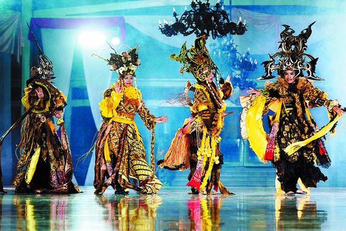 Peserta Karnaval Batik Solo tampil di hadapan tamu pada acara makan malam di Pura Mangkunegaran, Solo, Jawa Tengah, Sabtu (12/4) malam. Puncak karnaval digelar hari Minggu (13/2) di sepanjang Jalan Slamet Riyadi, Solo, dengan sekitar 220 peserta. 