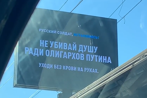 Pesan untuk Pasukan Rusia di Reklame Raksasa Ukraina