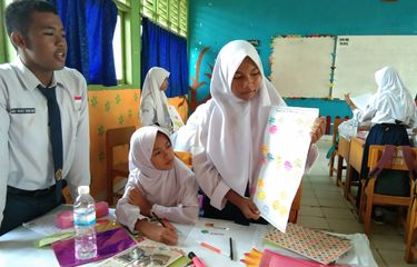 Siswa SMPN 21 Batang Hari, Jambi. sedang melakukan pembelajaran menggunakan Graphic organizer (GO) yang dikembangkan Metty Hartina, guru bahasa Indonesia untuk melatih siswa terampil dalam mengidentifikasi informasi teks eksposisi.