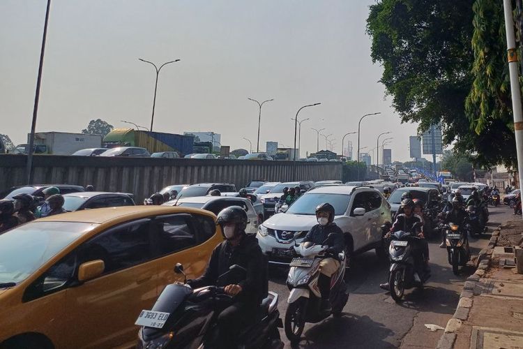 Kemacetan yang terjadi di Jalan TB Simatupang arah Lebak Bulus, Jakarta Selatan, Senin (21/8/2023). 