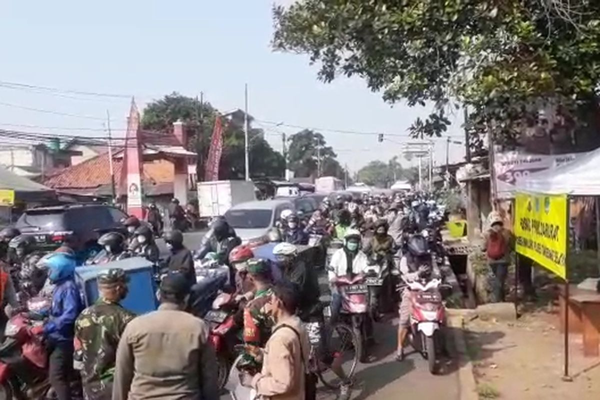 Tangkapan layar video kemacetan di Jalan Raya Jakarta-Bogor kawasan Pamulang akibat penyekatan di batas wilayah Depok - Tangerang Selatan, Senin (5/7/2021).