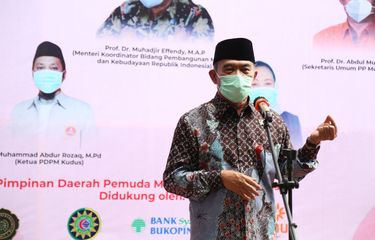 Menteri Koordinator Bidang Pembangunan Manusia dan Kebudayaan (Menko PMK) Muhadjir Effendy saat meninjau pelaksanaan vaksinasi di Klinik PKU Muhammadiyah Darussalam Medika, Desa Getassrabi, Kecamatan Gebong, Kabupaten Kudus, Jawa Tengah, Sabtu (11/9/2021).