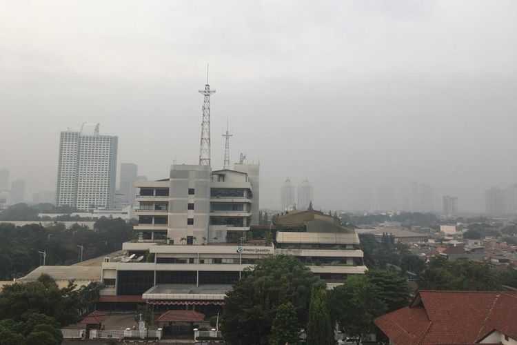 Kabut tebal tampak mengaburkan gedung-gedung tinggi di kawasan selatan Jakarta, Jumat (16/8/2019). Pagi ini, kawasan Senayan, Pejaten Barat, hingga dan sekitar Stasiun Gambir tercatat memiliki kualitas udara sangat tidak sehat.