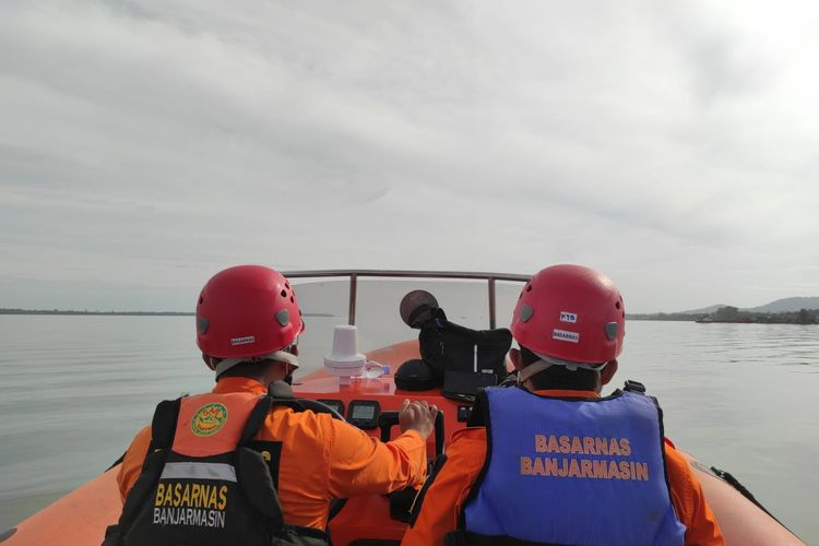 Tim Basarnas Banjarmasin menuju perairan Tanjung Sebau, Kotabaru dalam misi pencarian sebuah speedboat yang hilang kontak, Sabtu (5/3/2022). 