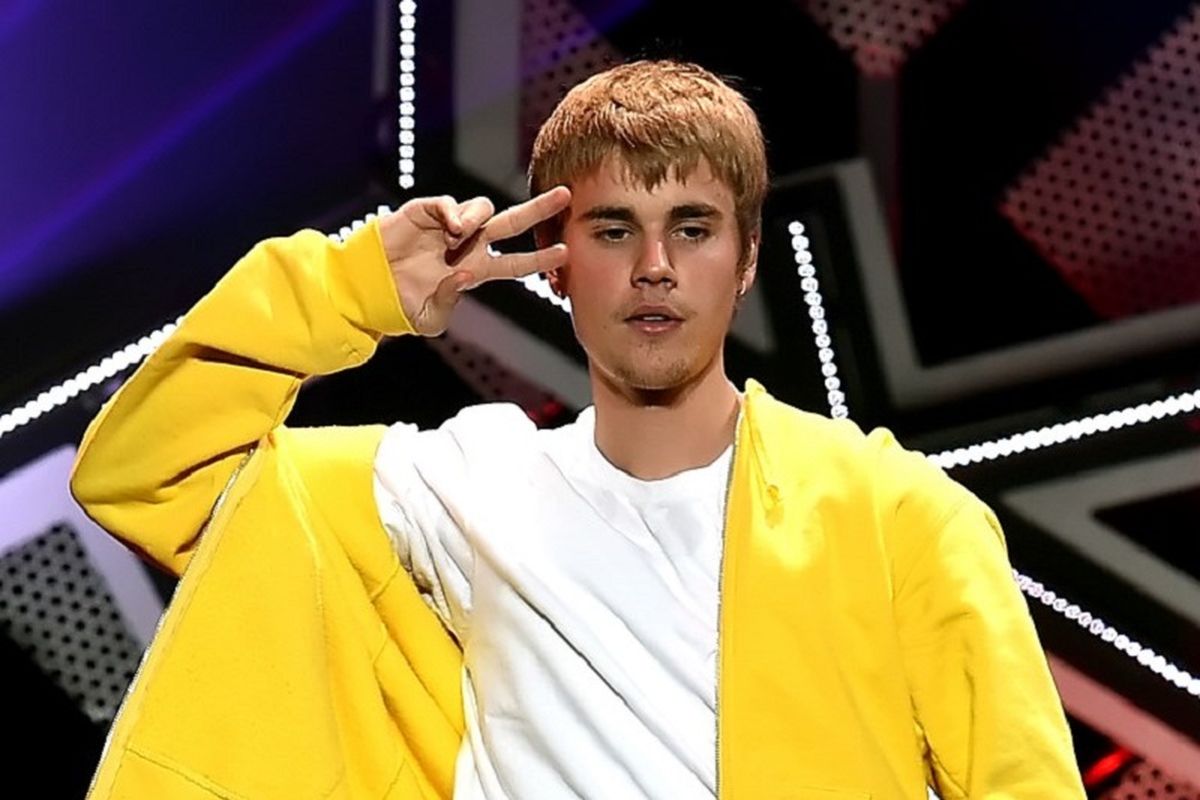 Penyanyi Justin Bieber tampil di acara Jingle Ball 2016 yang digelar KIIS FM 102.7 KIIS FMs Jingle Ball 2016 yang digelar oleh Capital One di Staples Center di Los Angeles, California, pada 2 Desember 2016. Ia tanpa sengaja menabrak seorang fotografer yang berusaha memotretnya di Beverly Hills.