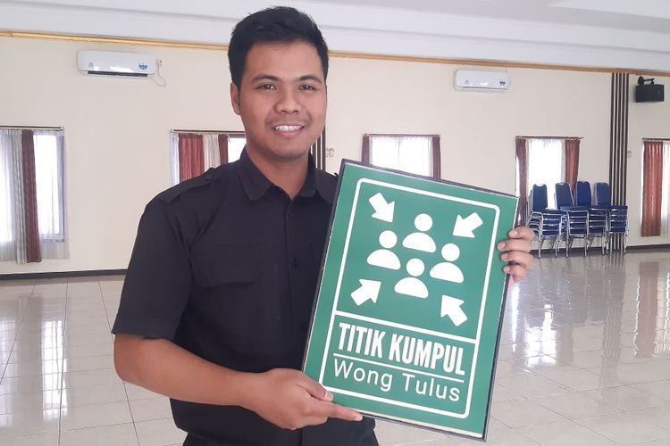 Anggota Kepolisian Resor (Polres) Klaten, Brigadir Polisi Satu (Briptu) Dhinar Saputra (28) menunjukkan poster frame block hasil karyanya di Mapolres Klaten, Jawa Tengah, Rabu (3/7/2024).