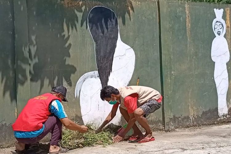 Relawan Jogo Tonggo Desa Sepat, Masaran, Sragen, Jawa Tengah menyiapkan rumah hantu sebagai tempat karantina bagi warga yang nekat mudik Lebaran 2021, Jumat (23/4/2021).