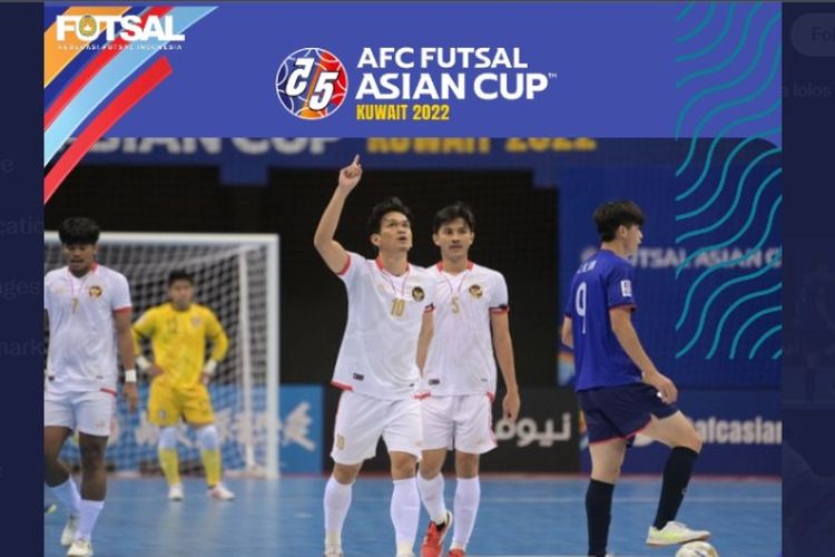 Pivot timnas futsal Indonesia Muhammad Fajriyan (nomor 10) berselebrasi usai mencetak gol ke gawang Taiwan pada laga lanjutan Grup C AFC Futsal Cup 2022 di Saad Al Abdullah Hall, Kuwait, Minggu (2/10/2022) malam WIB. Dalam laga tersebut, Fajriyan mencetak tiga gol dan Indonesia menang 4-1 atas Taiwan.