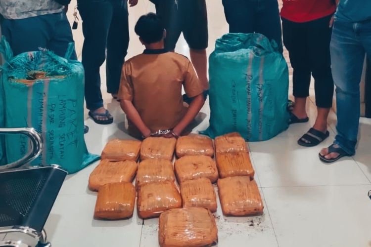 IS (17) pelajar asal Sumatera Barat yang ditangkap polisi di Pelabuhan Bakauheni karena membawa 13 paket besar ganja kering, Kamis (18/2/2023) lalu.