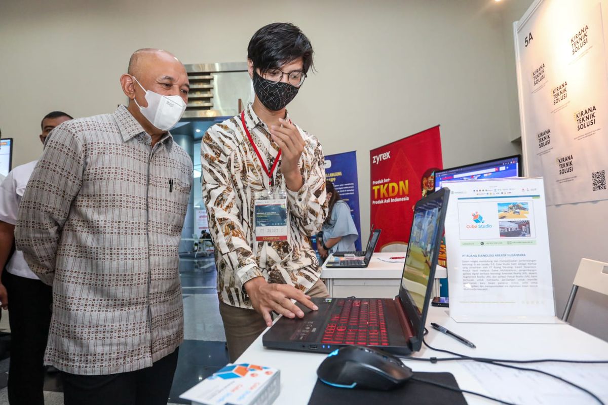 Menteri Koperasi dan Usaha Kecil Menengah (UKM), Teten Masduki meninjau pameran Business Matching Tahap II di Smesco, Selasa (19/4).
