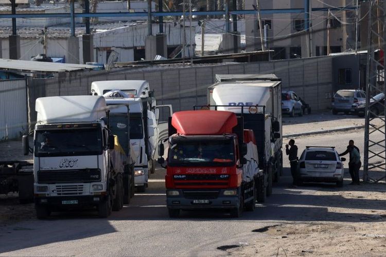 Truk-truk bermuatan bantuan memasuki Jalur Gaza dari Mesir melalui penyeberangan Rafah ketika gencatan senjata sementara dalam perang Israel-Hamas mulai berlaku pada Jumat (24/11/2023).