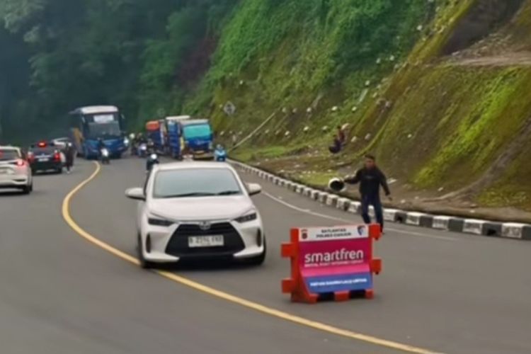 Diduga Panik Dikejar Matel di Puncak Pass, Pengendara Mobil Tabrak Sepeda Motor