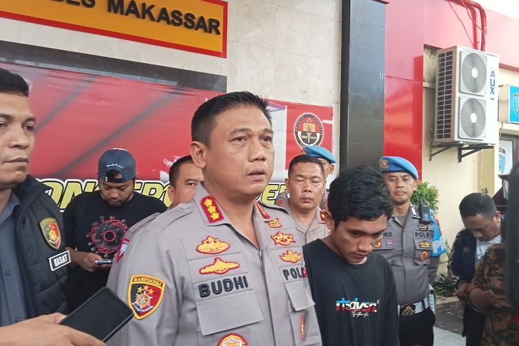 Kapolrestabes Makassar, Kombes Pol Budhi Haryanto saat melakukan press release perkara diamankannya pelaku penerobos jalur jalan presiden saat meninjau Pasar Terong Makassar
