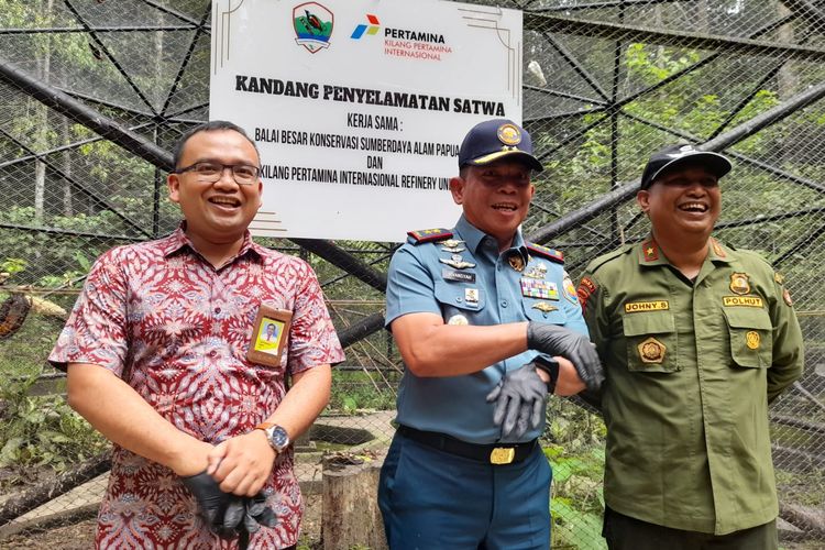 Sebanyak 83 satwa endemik Papua Barat dilepasliarkan di Taman Wisata Alam Sorong, Papua Barat. General Manager PT Kilang Pertamina Internasional Refinery Unit (RU) VII Kasim Yusuf Mansyur (kiri), Pangkoarmada III Laksamana Muda TNI Irvansyah (tengah), dan Kepala BBKSDA Papua Barat Johny Santoso (kanan) melepaskan tali pengikat atap kandang penyelamatan satwa.