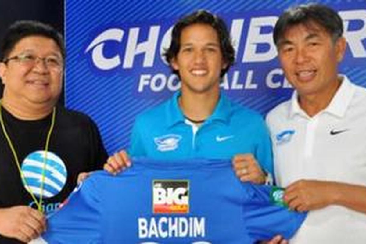 Penyerang tim nasional Indonesia, Irfan Bachdim (tengah) usai menandatangani kontrak bersama Chonburi FC. 