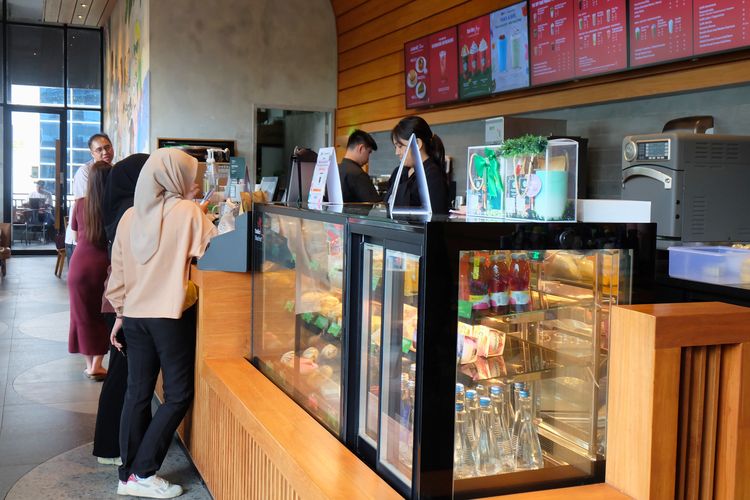 Barista Tuli di Starbucks Signing Store Tata Puri melayani pelanggan menggunakan Bahasa Isyarat Indonesia.