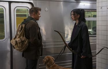 Aktor Jeremy Renner (kiri) sebagai Clint Barton atau Hawkeye bersama Hailee Steinfeld sebagai Kate Bishop dalam serial Hawkeye yang akan ditayangkan di Disney+.