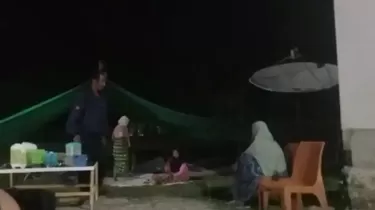 Korban Gempa di Riung Ngada Belum Tersentuh Bantuan Pemerintah, Bikin Posko Pakai Selimut dari Reruntuhan