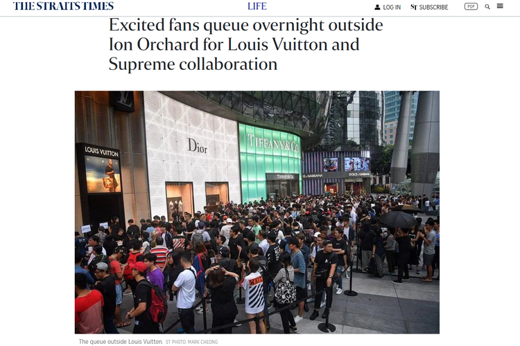 Tangkapan layar foto di situs Straits Times 14 Juli 2017, menampilkan kerumunan di Ion orchard, mengantre rilis produk Louis Vuitton yang berkolaborasi dengan Supreme.