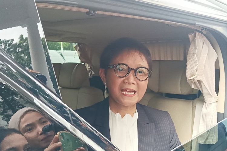 Menlu Retno Marsudi saat memberikan penegasan soal kondisi Kabinet Presiden Joko Widodo kepada wartawan di Istana Kepresidenan, Jakarta, Selasa (6/2/2024).