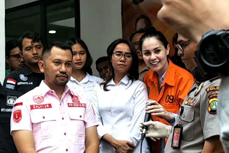 Jennifer Dunn (berpakaian oranye) pada rilis kasus narkoba yang menjeratnya di Polda Metro Jaya, Selasa (2/1/2018)