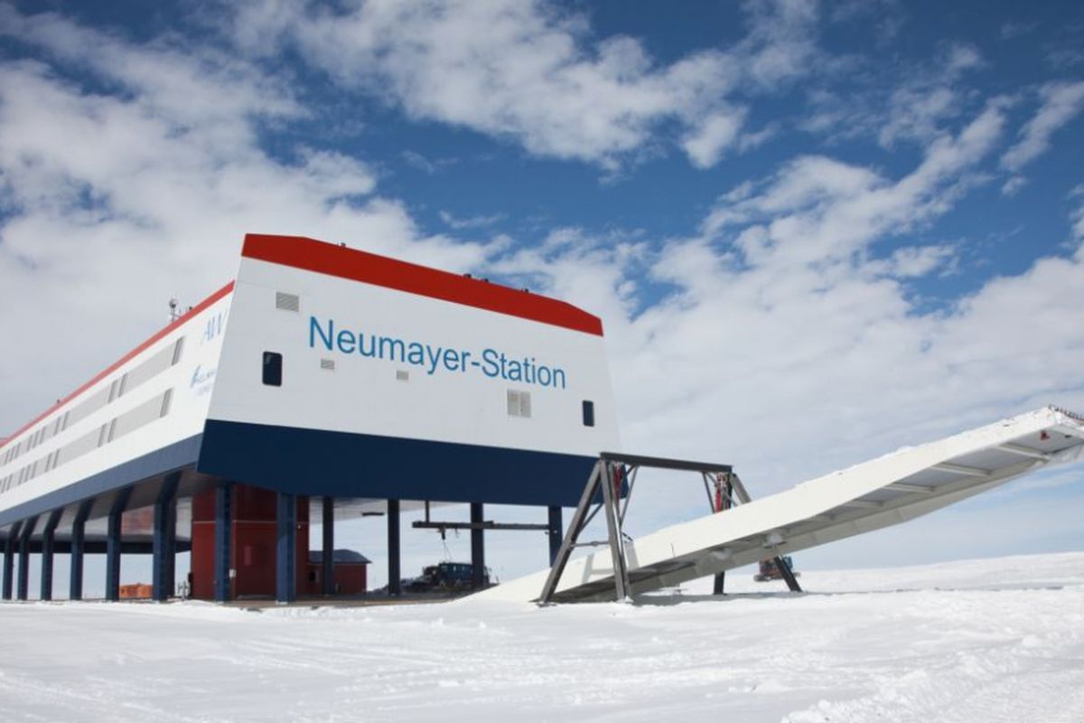 Rumah kaca di Neumayer Station III di Antartika ini baru saja memanen berbagai macam sayuran untuk pertama kali. Ini adalah model bercocok tanam percobaan saat suhu di luar ruangan turun di bawah -20 derajat Celsius. 