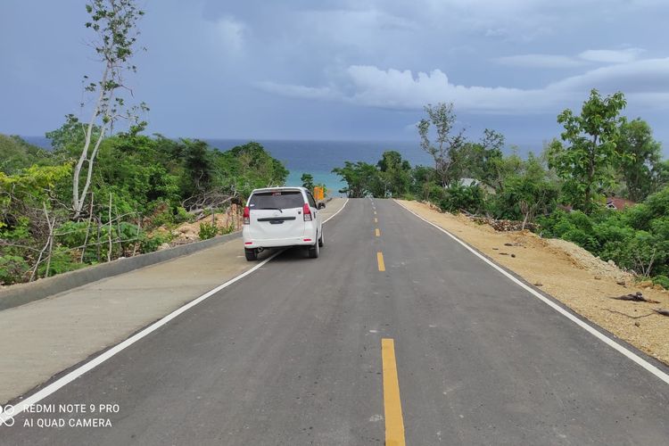  Jalan Raya di Pulau Semanu, Nusa Tenggara Timur (NTT) kembali mulus.