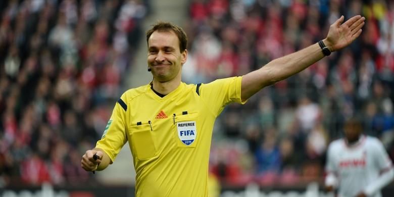 Wasit Bundesliga, Bastian Dankert, sedang memimpin laga antara Koeln dan Hannover, pada 18 Oktober 2015.