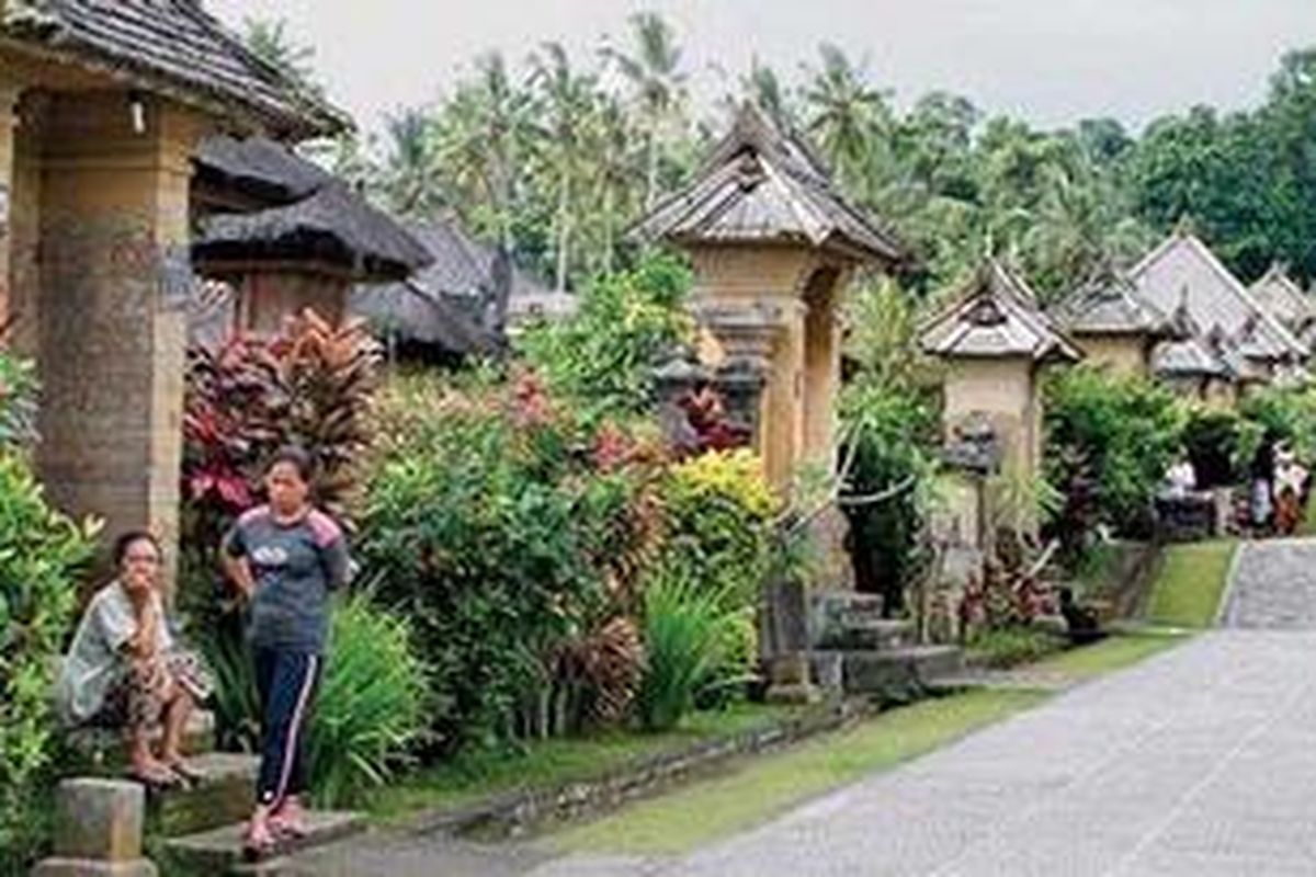 Beginilah suasana Desa Adat Penglipuran, Kecamatan Bangli, Kabupaten Bangli, merupakan salah satu obyek wisata alam pedesaan andalan Bali, akhir Februari. Desa ini memiliki keunikan, seperti keseragaman angkul-angkul (pintu masuk pekarangan rumah).