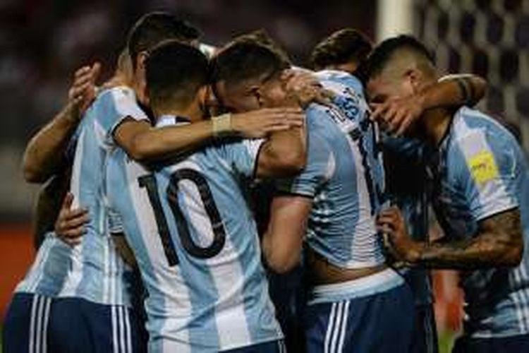 Para pemain Argentina merayakan gol ke gawang Peru, pada laga kualifikasi Piala Dunia 2018 zona Amerika Selatan di Estadio Nacional de Lima, Jumat (7/10/2016) pagi WIB.
