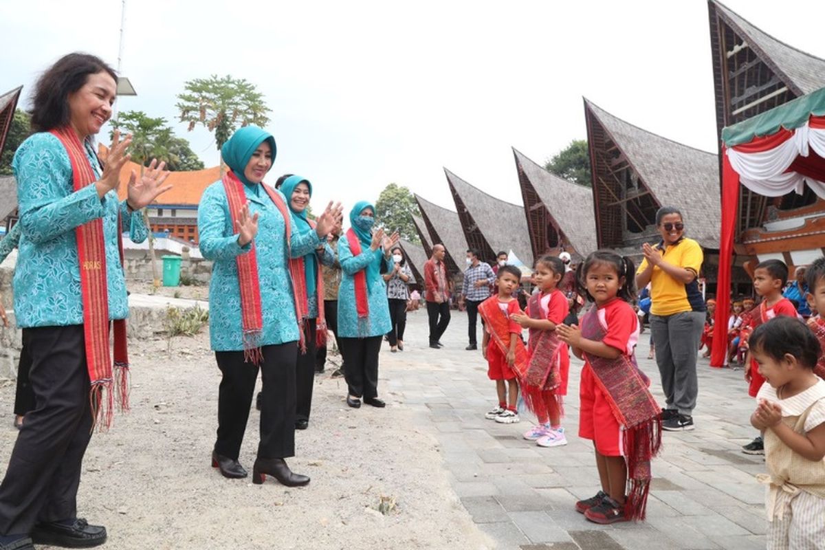 Ketua Umum (Ketum) Tim Penggerak Pemberdayaan dan Kesejahteraan Keluarga (TP-PKK) Tri Tito Karnavian menari bersama balita Kampung Ulos di Kabupaten Samosir, Sumatera Utara, Jumat (22/7/2022).