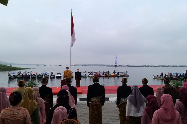 Bupati Wonogiri Joko Sutopo memimpin upacara Peringatan Hari Jadi Ke-281 Kabupaten Wonogiri yang diikuti pejabat, ASN dan nelayan tempat parkir baru Waduk Gajah Mungkur, Kamis (19/5/2022).